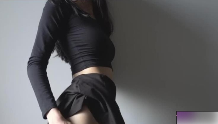 泰国性感女博主（CrystalBae）黑色露脐短裙写真，身体线条曼妙【85MB】