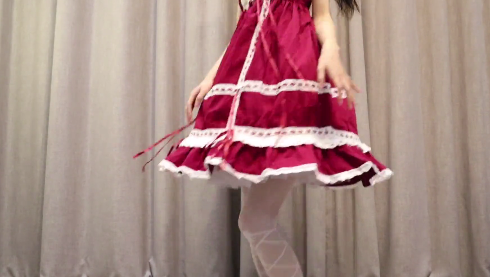 Twitter可爱Loli（九尾少女）红色女仆装自拍，透明白丝勾勒修长白皙美腿