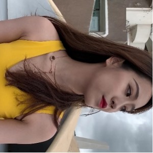 美女私拍黄色紧身裤户外照片