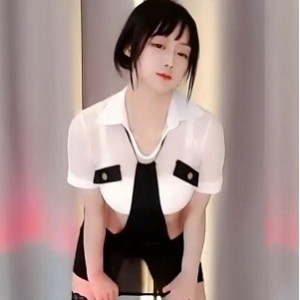 虎牙主播林小花L舞首次露脸，以清纯形象惊艳亮相，展示了超有尺度的表演。