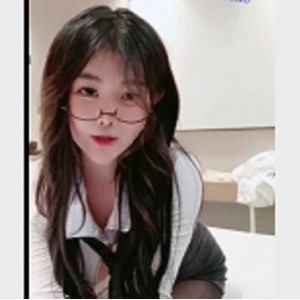 娃娃臉眼鏡萌妹自拍1V-1.1G完美曲线近镜头N子女主