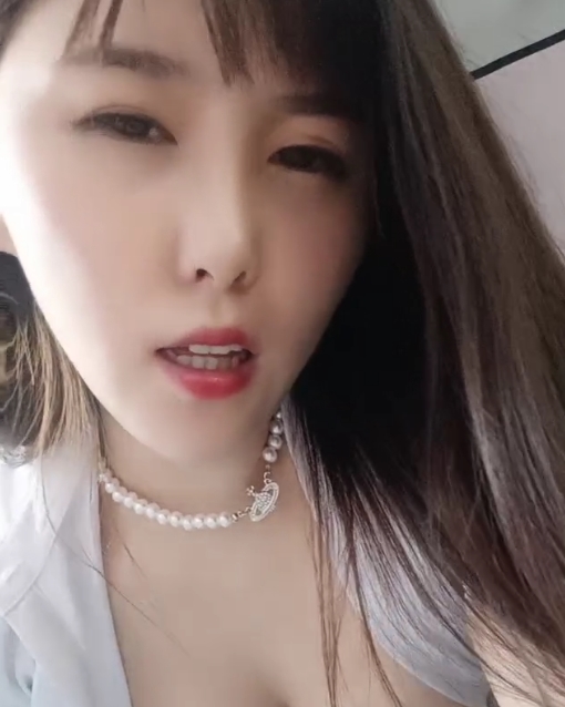 大罩杯女神与小羊亲密互动，收获百度收藏