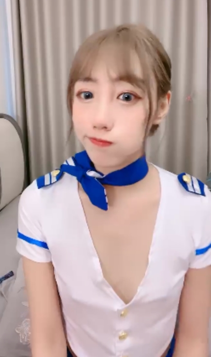 国服少女小怡：50v32.9g视频收藏狂潮，反差女友的魅力无法抗拒