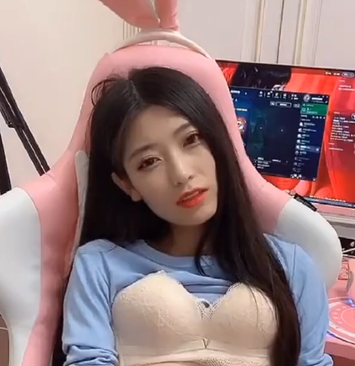 光。如果你也是英雄联盟的忠实粉丝，那么一定不能错过月月大小姐的直播。收藏她的直播间，随时关注她的精彩表现，感受她的魅力和实力！