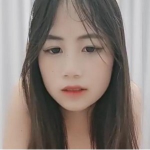 清纯学妹苏依依自拍视频4V3.8G，侧身展示棒棒糖，S出天际！