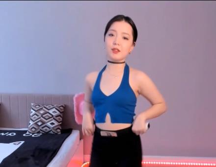 国外福利姬钢盔魅力木叶丸最新合集1V4.3G，自拍舞蹈COS