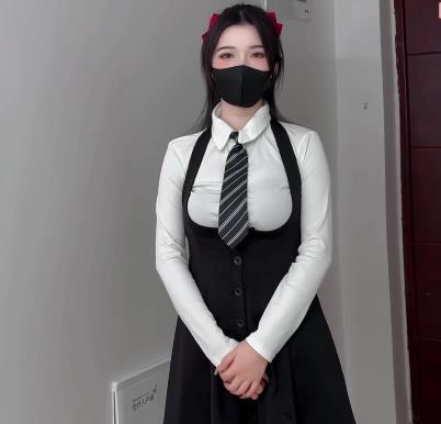 狐不妖：电竞陪玩小姐姐自拍29分钟视频，美颜棒棒糖手套，传媒推荐，速来下载