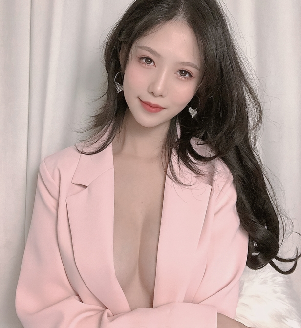 抖音利世性感合集NO.55粉色西装26P178M，不漏又素又欲，奶很大很好看，免费贴