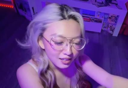 亚籍互动美女自拍合集1V1.38G，眼镜美丽无保护爆弄