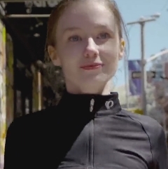 Emily纽约有尺度作品套图121M度盘独家