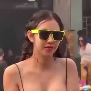 泼水节小姐姐车顶狂野脱衣热舞1V185M身材娇嫩欲滴